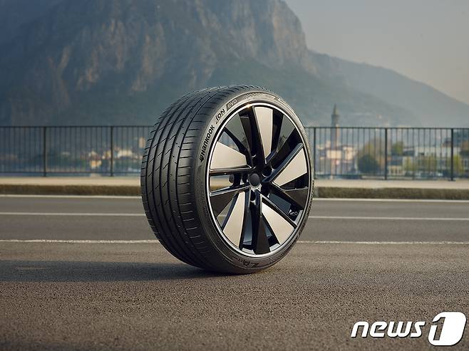 한국타이어의 전기차 전용 타이어 아이온 에보.(한국타이어 제공)ⓒ 뉴스1