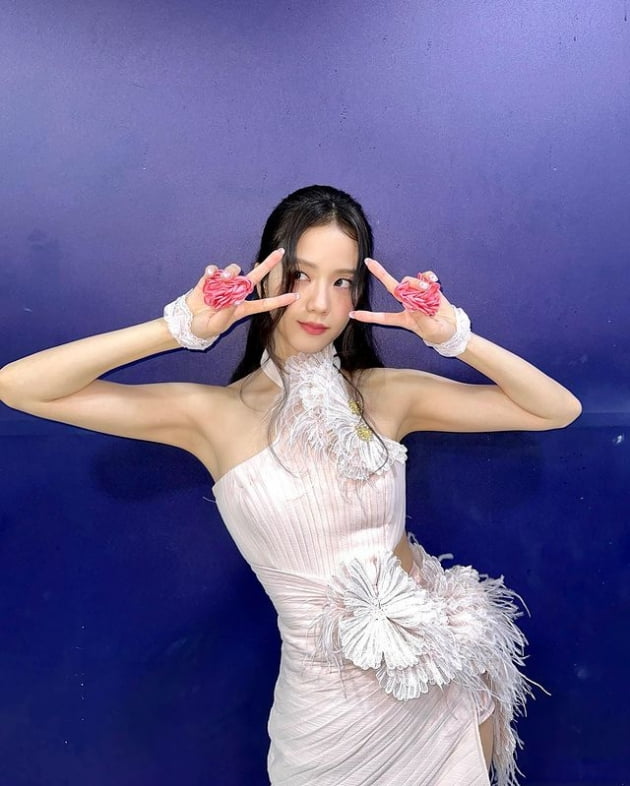 Girl group BLACKPINK JiSoo expressed their gratitude to their fans.JiSoo posted several photos on the 17th, saying, Have you all seen Inkigayo yesterday? I was so excited and happy to hear that my first solo album title song Flower won first place last week.I always thank you and love you for your happiness. I will be JiSoo who will show you a lot better in the future.JiSoo is in Mnet M Countdown, KBS2 Music Bank, MBC show!Music Center , SBS Inkigayo and MBC M Show! Champion .JiSoo released his first solo album ME on March 31.