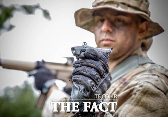 영국과 노르웨이가 미국 텔레다인플리어사에서 조달해 우크라이나에 제공한 초소형 '블랙호넷' 나노 드론. /텔레다인플리어