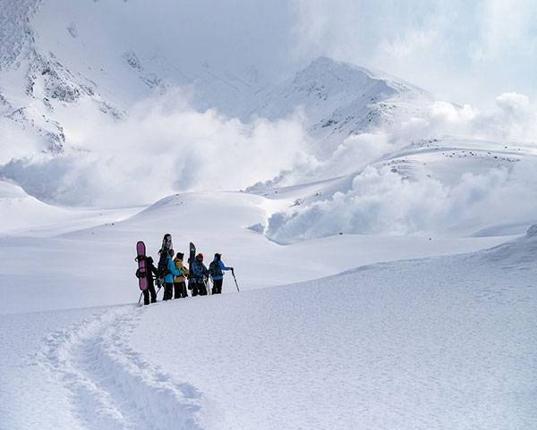 아사히다케 정상으로 하이크업하고 있는 일행들. 힘든 만큼 활강의 재미가 커진다. 사진 김상준 작가