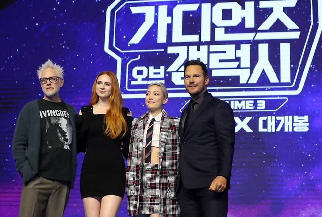 제임스 건 감독(왼쪽부터), 헐리우드 배우 카렌 길런, 폼 클레멘티에프, 크리스 프랫이 18일 오전 서울 영등포구 여의도 콘래드 서울에서 열린 영화 '가디언즈 오브 갤럭시: 볼륨(Volume) 3' 프레스 컨퍼런스에 참석해 포즈를 취하고 있다. ‘가디언즈 오브 갤럭시: Volume 3’는 가모라를 잃고 슬픔에 빠져 있던 피터 퀼이 위기에 처한 은하계와 동료를 지키기 위해 다시 한번 가디언즈 팀과 힘을 모으고, 성공하지 못 할 경우 그들의 마지막이 될지도 모르는 미션에 나서는 이야기로 오는 5월 3일 개봉한다. 2023.4.18/뉴스1 ⓒ News1 김진환 기자 /사진=뉴스1