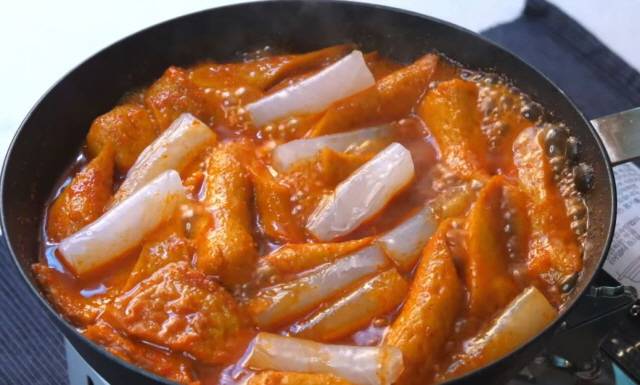 라이스페이퍼를 10장만 먹어도 밥 반 공기와 비슷한 열량을 섭취하게 된다. 라이스페이퍼로 김말이, 떡볶이 등을 해 먹었다간 생각보다 열량을 많이 섭취하기 쉽다./사진=유튜브 채널 '바오밥의 오늘라이스'