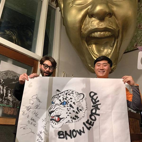 최선홍 대원이 연예인 노홍철씨를 만나 응원과 더불어 원정대 깃발에 사인을 받았다.