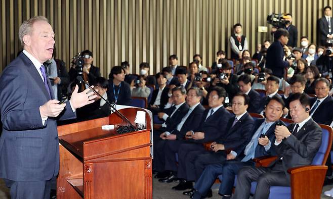 브래드 스미스 마이크로소프트(MS) 부회장이 18일 국회에서 ‘인공지능(AI)의 현재와 미래, 그리고 우리’를 주제로 강연하고 있다. 서상배 선임기자