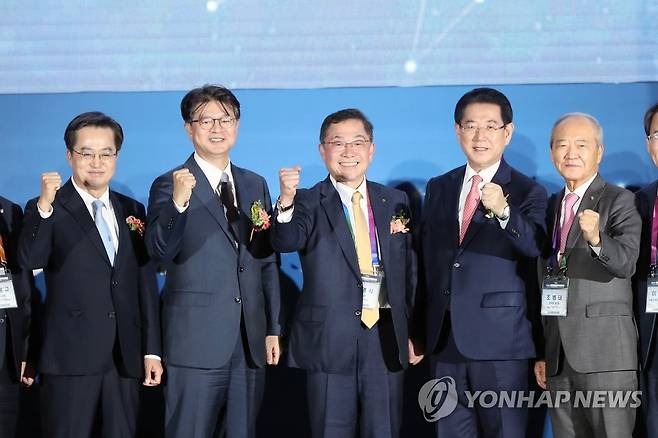 지난해 10월 월드옥타 세계경제인대회 참석자들 (여수=연합뉴스) 천정인 기자 = 27일 오후 전남 여수시 여수엑스포컨벤션센터에서 열린 제26차 세계경제인대회 개막식에서 주요 참석자들이 기념촬영을 하고 있다. 왼쪽부터 김동연 경기도지사, 성기홍 연합뉴스 사장, 장영식 세계한인무역협회장, 김영록 전남도지사의 모습. 2022.10.27 iny@yna.co.kr