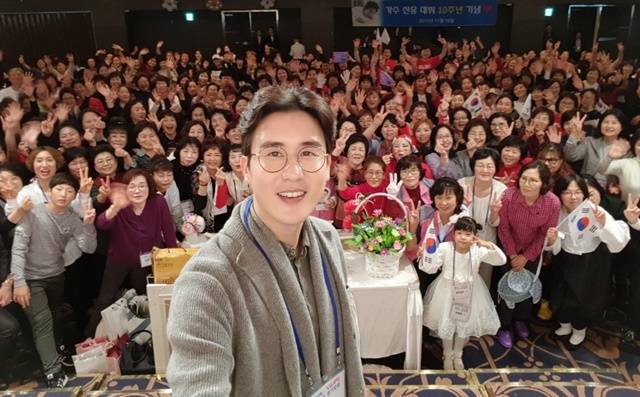 "급할수록 돌아간다는 말이 있잖아요. 단독콘서트는 충분한 시간을 갖고 준비하는게 맞다고 생각해요." 코로나 팬데믹 기간 콘서트 공백이 길었지만, 신유는 일단 연말쯤 디너쇼를 먼저 선보일 예정이다. /SY기획