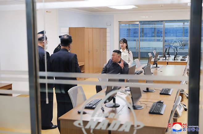 김정은 북한 국무위원장이 지난 18일 국가우주개발국(NADA)을 현지지도했다고 조선중앙통신이 19일 보도했다. 유리창에 NADA 로고가 그려져 있다. /조선중앙통신 홈페이지 캡처