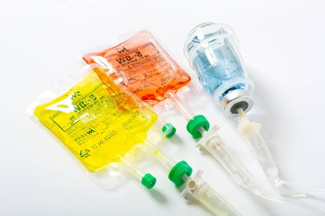 수액은 혈관을 통해 바로 영양성분을 공급해 효과는 빠르지만 지속 시간이 짧다 /클립아트코리아