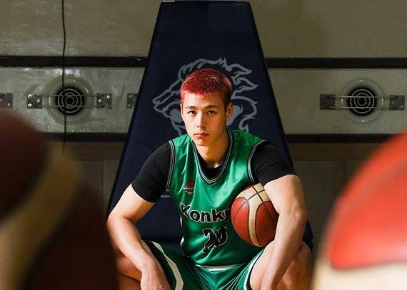 ‘만찢남(만화를 찢고 나온 남자)’이라 불리는 건국대 농구 선수 최승빈. 슬램덩크 주인공 강백호처럼 빨간 머리에 허슬 플레이를 펼치는 것까지 빼닮았다. 최근 그에겐 TV와 유튜브 출연 요청은 물론 광고 제의가 쏟아지고 있다. 우상조 기자