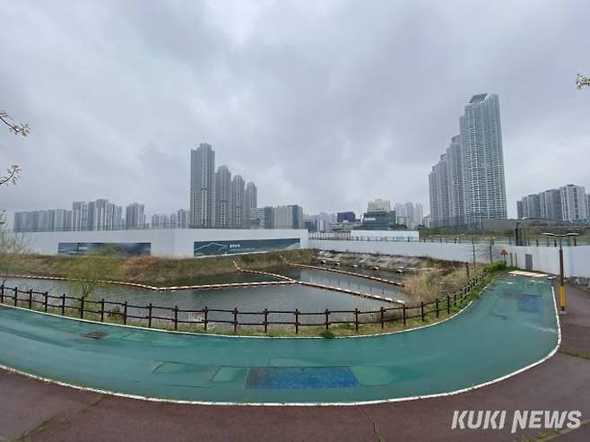 청라시티타워가 들어설 호수공원. 공사부지에 가림막이 설치돼있다. 사진=송금종 기자