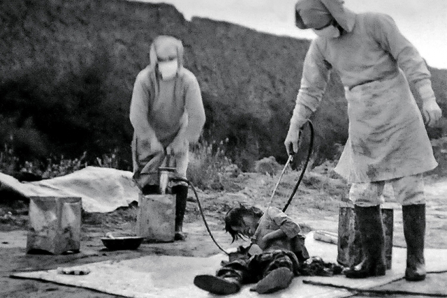 ▲ 1940년 일본 세균전 부대인 731부대 요원 둘이 중국인 포로를 상대로 박테리아 감염 실험을 하는 모습. 히로히토는 이 부대의 설립을 명령하는 문서에 옥새를 눌렀다.