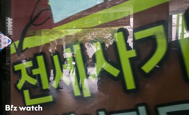 20일 전세 사기 피해로 인한 세 번째 사망자가 발생한 인천 미추홀구의 한 아파트 입구에 '전세 사기'를 알리는 현수막이 붙어 있다./사진=이명근 기자 qwe123@