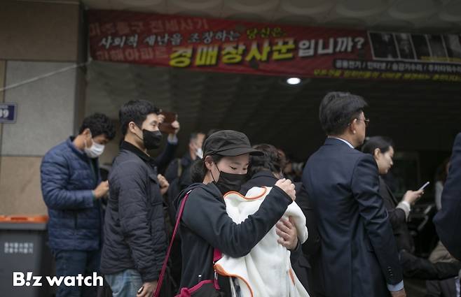 20일 전세사기 피해로 인한 세 번째 사망자가 발생한 인천 미추홀구의 한 아파트 입구에서 아기를 안고 있는 피해자의 모습이 보이고 있다./사진=이명근 기자 qwe123@