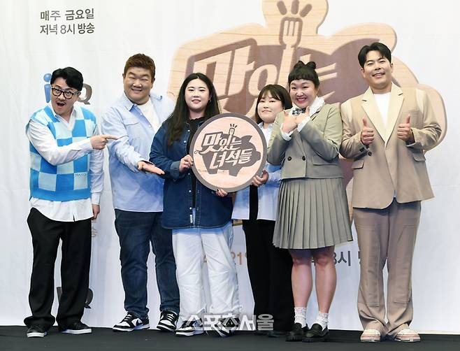 20일 서울 마포구 스탠포드호텔에서 진행된 iHQ ‘맛있는 녀석들’ 제작발표회에서 출연자들이 취재진을 향해 포즈를 취하고 있다. 왼쪽부터 데프콘, 유민상, 이지혜 PD, 홍유나 PD, 이수지, 김해준. 오는 21일 방송되는 ‘맛있는 녀석들’ 시즌2는 시즌1 멤버인 유민상에 데프콘, 이수지, 김해준이 합류해 새롭게 출발한다. 2023. 4. 20. 박진업기자 upandup@spotsseoul.com