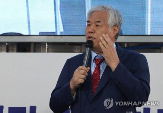 전광훈 사랑제일교회 목사가 17일 서울 성북구 사랑제일교회에서 기자회견을 하고 있다. 사진 연합뉴스