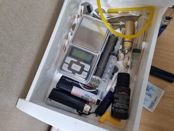 서울경찰청은 20일 '가리봉동보도협회' 총책 A씨 등 피의자를 체포·압수수색하는 과정에서 흉기와 마약류 투약도구를 발견해 압수했다고 밝혔다. 사진 서울경찰청