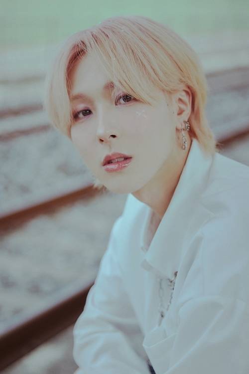 원위(ONEWE) 멤버 기욱이 20일 솔로로 데뷔했다. 사진=RBW
