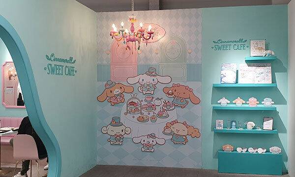 시나모롤 카페 내부에 꾸며진 캐릭터 포토존. 방문객들은 음료가 나오기 전 포토존에서 사진부터 찍는다.