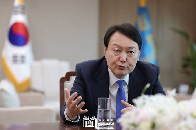 윤석열 대통령이 지난 18일 서울 용산 대통령 집무실에서 로이터 통신과 인터뷰하고 있다. ⓒ대통령실