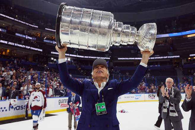 스탠리컵 우승컵을 들고 있는 스탠 크랑키 콜로라도 애벌랜치 구단주. 크랑키는 아스널의 구단주이기도 하다. 게티이미지코리아 제공