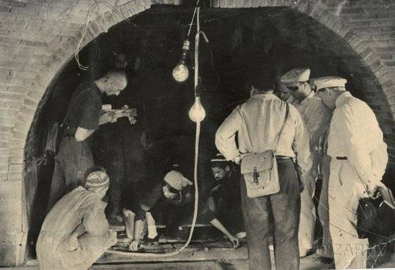 러시아 고고학자들이 티무르 무덤을 발굴하는 모습.