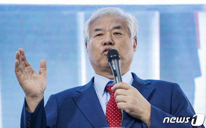 (서울=뉴스1) 김도우 기자 = 전광훈 사랑제일교회 목사가 17일 오전 서울 성북구 사랑제일교회에서 열린 '국민의힘, 공천권 폐지하고 후보자 경선을 하라' 기자회견에서 발언하고 있다. 2023.4.17/뉴스1 Copyright (C) 뉴스1. All rights reserved. 무단 전재 및 재배포 금지.