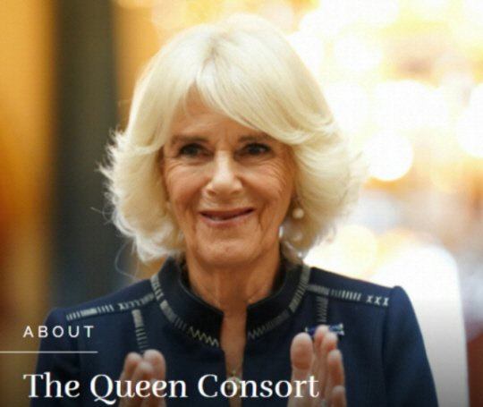 21일(현지시간) 현재 영국 찰스 3세 국왕의 부인 커밀라에 대해 소개하는 영국 왕실 홈페이지의 코너에 온전한 의미의 ‘왕비’ 표기가 아닌 ‘왕의 배우자’(Queen Consort)라는 의미의 ‘왕비’ 표기가 붙어 있다. 영국 왕실 홈페이지 캡처