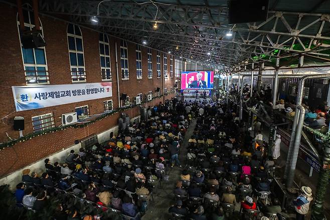 4월17일 오전 사랑제일교회 외부 가건물에서 열린 전광훈 목사의 긴급 기자회견을 보기 위해 신도들과 취재진이 모였다. ⓒ시사IN 신선영