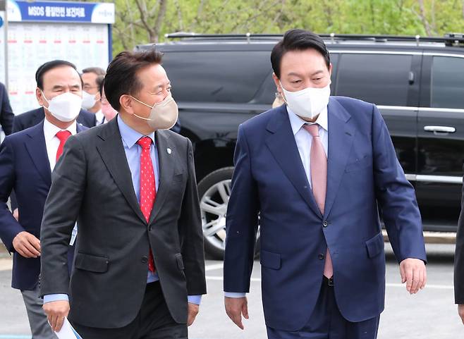 김영환 충북지사는 지난해 국가재정전략회의 참석차 충북대학교를 방문한 윤석열 대통령을 만나 충북도의 핵심 공약인 '레이크파크 르네상스' 지원을 요청했다. /뉴스1