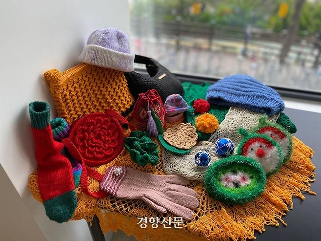 손뜨개는 털실과 바늘만 있으면 언제 어디서든 상관없이 몰두할 수 있는 취미로 젊은 세대에 주목받고 있다. 손수 만든 뜨개 소품을 지인들과 나눌 수 있어 그 무엇보다 다정한 취미로 불리기도 한다.