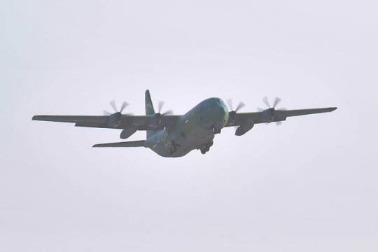 지난 21일 공군 제5공중기동비행단에서 C-130J 수송기가 수단 교민철수 해외임무를 수행하기 위해 이륙하고 있다. 국방부 제공. 뉴시스