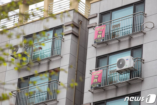 20일 전세 사기 피해자들이 속출한 인천시내 한 아파트에 구제 방안 마련을 촉구하는 현수막이 걸려 있다.. 2023.4.20/뉴스1 ⓒ News1 유승관 기자