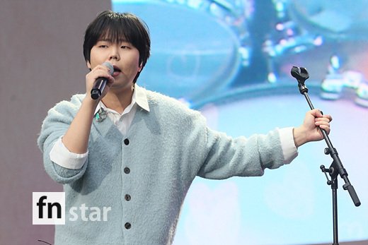 Singer Jung Seung-hwan is presenting a heated stage at the 2023 Love Thumb Festival held at Jamsil Sports Complex in Songpa-gu, Seoul on the 22nd.