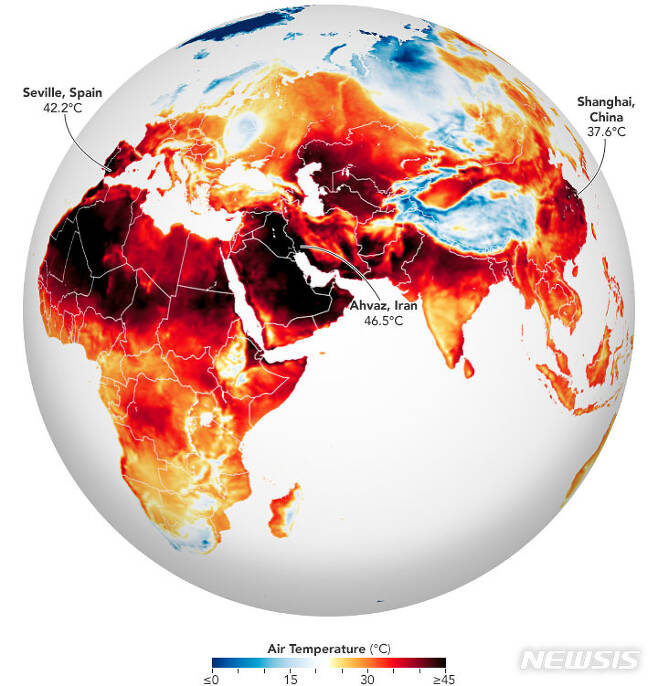 [서울=뉴시스] 아시아 국가에서 4월부터 이상 기후로 이른 폭염이 발생했다. 사진은 미 항공우주국(NASA·나사)가 지난해 7월 13일(현지시간) 제공한 지구 표면 온도 그래픽으로, 유럽과 아시아, 아프리카가 폭염과 산불로 펄펄 끓고 있는 모습. (사진=나사 웹사이트 캡처)