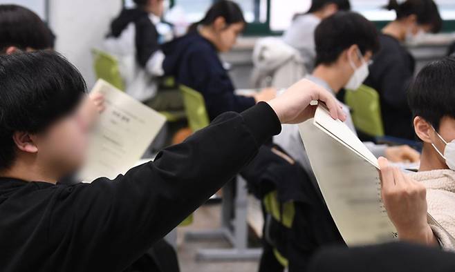 2024학년도 대학수학능력시험(수능) 대비 첫 모의고사인 3월 전국연합학력평가가 실시된 지난 3월 23일 서울 광진구 광남고등학교에서 고3 학생들이 시험지를 받고 있다. 사진공동취재단
