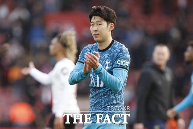 토트넘 손흥민이 19일 사우샘프턴과 EPL 28라운드 원정경기에서 3-3 무승부를 기록한 후 팬들에게 인사하고 있다. 손흥민은 이날 아시아 선수 최초의 EPL 개인 통산 50호 도움을 기록했다./사우샘프턴=AP.뉴시스