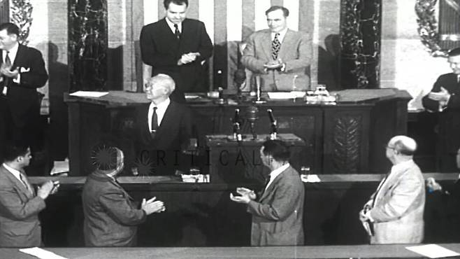 1954년 7월 28일 미국 워싱턴 DC 연방의사당에서 당시 79세이던 이승만 대통령이 상하원 합동 연설에 앞서 인사하고 있다. 바로 뒤에 리처드 닉슨 부통령 겸 상원의장이 보인다. 이날 이승만이 연설하는 동안, 미국 연방 의원들은 기립박수를 포함해 33차례 박수를 쳤다./조선일보DB