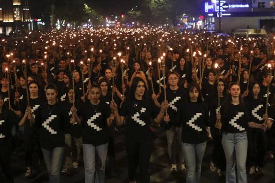 아르메니아인들이 지난 23일 수도 예레반에서 '아르메니아 학살 108주년'을 추념하는 횃불 행진을 하고 있습니다. AP 연합뉴스