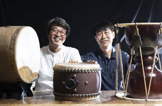 윤종국 악기장 보유자(왼쪽)와 윤신 악기장 전승교육사 형제는 4대째의 가업을 “죽은 나무와 죽은 소가죽으로 생명을 만드는 일”이라 말했다. 권혁재 사진전문기자