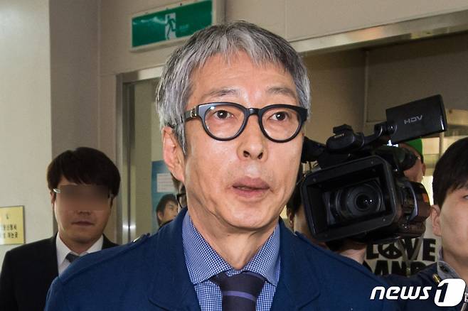 코미디언 서세원 씨가 지난 20일 오전(현지시간) 캄보디아의 한 병원에서 링거 주사를 맞다 쇼크사한 것으로 알려졌다. 서 씨는 지난 1979년 TBC 라디오 개그 콘테스트를 거쳐 데뷔 후 ‘서세원쇼’ 등을 진행하며 당대를 대표하는 방송인으로 활동했다. 이후 영화 제작 등 다양한 활동을 해왔으나 성공을 거두지 못했고, 해외 도박 등 논란이 불거졌다. 지난 2014년에는 전처인 서정희를 폭행한 혐의로 징역 6월, 집행유예 2년을 선고받았으며 2015년 이혼, 2016년 해금연주자 김모씨와 재혼한 뒤 캄보디아에서 거주해 왔다. 사진은 지난 2015년 4월 법원 출석 모습.(뉴스1DB) 2023.4.20/뉴스1 Copyright (C) 뉴스1. All rights reserved. 무단 전재 및 재배포 금지.