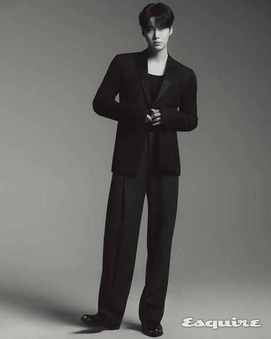 Actor Ahn Jae-hyun has expressed his feelings about returning to the drama in three years.KBS 2TV weekend drama Oh really.Ahn Jae-hyun, an actor who plays a role as a gynecologist in the obstetrics and gynecology department, conducted a photo and interview with the May 2023 issue of Esquire, a mens fashion and lifestyle magazine.Ahn Jae-hyun, as a model, showed a soft charisma by completely digesting various costumes from trench coat to suit through pictorials.In an interview following the filming, Ahn Jae-hyun said, Oh really. I have been shooting for 9 consecutive days! But I do not think it is hard.It is because of the good mood that the weather of the spring rain and the atmosphere of the shooting scene of the picture are well combined.Ahn Jae-hyun has previously appeared in the web arts exercise genius Ahn Jae-hyun with Na Young Seok PD and challenged various genres of movement for the first time in his life.Ahn Jae-hyun said, I have been a very static person since I was a student, but when I first saw my first impression, I was very good at physical education. , But rather, when I was in school, I gave a lot of laughter to my friends when I was in school. Ahn Jae-hyun said that unlike the desire to win in sports, the desire to win is certain.Ahn Jae-hyun said, Sometimes I come to the point where I am self-defeating. When I do that, I try to figure out whether I am Try or not. Try and the crowd are different from that meaning.If Try is literally going one step further, the crowd means that the train is derailed. When I get tired, I try to think if Try and the crowd are confused.Earlier, Ahn Jae-hyun wrote a book called A list of things to remember.On the occasion of writing the book, Ahn Jae-hyun said, I thought of a means to show that I still exist and that Ahn Jae-hyun is doing this Try. That was the book.He is known to have written on paper with a pen instead of typing on a keyboard, preparing a book, and taking pictures with a digital camera instead of a cell phone.When asked about the reason for sticking to pen, paper and camera with discomfort, Ahn Jae-hyun said, It adds to the sincerity.Ahn Jae-hyun said, If I write one letter and one letter with one hand, what I want to say becomes clearer. If the light mind is reduced, the sentences that would have been blown away if I had written it as a batter are engraved on my mind.Here, Ahn Jae-hyun said that there is a disadvantage of this method, and it is the back door that made the scene into a laughing sea by telling unexpected facts.About the return of Drama in three years, Ahn Jae-hyun said, I am grateful and impressed, he said. I was so happy that I could not express myself in words.Ahn Jae-hyun said, I was so happy that I was burdened again. I thought that I should do well, so I tried to postpone it as comfortably as possible.Trying to look natural, he said.Oh really! is a 50-episode series that will continue until September. When asked if it would be burdensome for the main actor to take a long breath, Ahn Jae-hyun said he would only work hard every day.Ahn Jae-hyun said, Today I am doing my best for today, and tomorrow has not come yet, so I only want to be faithful to today.Meanwhile, the May issue of Esquire with interviews with Ahn Jae-hyuns pictures can be purchased at bookstores and can also be found on the Esquire Korea website.Photography = Esquire