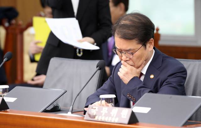 국 이정식 고용노동부 장관이 18일 서울 용산 대통령실 청사에서 열린 제16회 국무회의에 참석하고 있다. 연합뉴스