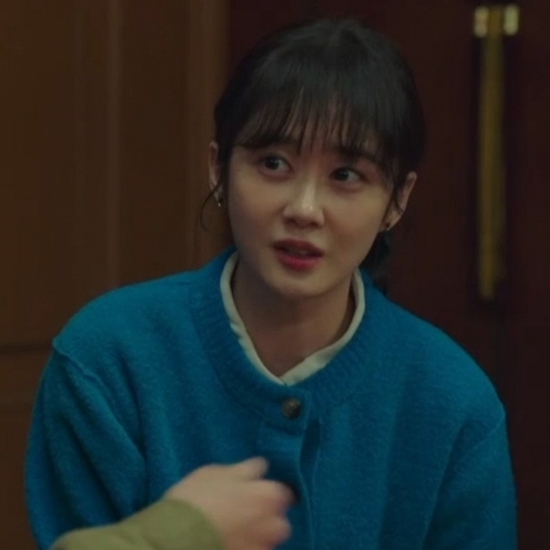 Familiar Jang Na-ra revealed his identity and turned around.Jang Na-ra is playing the role of Yura, the owner of the 9th house of the housewife and the first place in the family, dreaming of a normal and perfect family in the TVN monthly drama  ⁇  familiar  ⁇ .Jang Na-ra acted as a mediator between confused families due to her mother-in-laws Will and Testament, which had several versions.Especially in the last scene, it appeared as La scoumoune, which caused goose bumps.Yura (Jang Na-ra) in the play went to the karaoke room with her daughter Kwon Min-seo (Shin Su-a) and her family who had finished the theater performance with the suggestion of Father Kwon Woo-su (Lee Soon-jae).Suddenly, Father suddenly said that his girlfriend was sick, and the rest of the family showed up, and Yura tried to raise tension with a bright expression and tone, and a brother-in-law Kwon Ji-hoon (Kim Kang-min) I asked.Yura is the father of Yuras mother-in-law, and her husband, Do-hoon!(Jang Hyuk) and a brother-in-law Kwon Ji-hoon calmly intervened when they argued, and he also heard that his mother-in-law had heard Will and Testament against Father Remarriage.However, her husband and a brother-in-law continued to struggle, and Yura stopped the situation by hitting the table with a tambourine.The next day, Yura found her mother-in-laws oxygen with her family except her husband Do-hoon! And confessed to Father that she had been disturbing her fathers love affair.And Yura asked his fathers intentions and added that he would follow his fathers will, but he was saddened by his fathers answer to live just like now.Moreover, Yura, who declared that he would no longer interfere with his fathers love affair, said, Do you want to remarriage with your father? Do you want to remarriage? Do not remarriage? Do not remarriage? I laughed and laughed.Afterwards, a brother-in-law came to the house of Yura with a camcorder containing her mother-in-laws Will and Testament, and the family gathered together to watch it.Yura, who had taken care of her daughter at that time, asked a brother-in-law, Can you take a look at her for two hours?On the other hand, Kang Yura raised the tension to the highest level with a shocking ending that shot Wolf (Bruno), a friend of her husband Do-hoon! At the top of the clock tower of the cathedral.Yura, who had a meaningful tattoo on the back of his neck at the same time as a bullet was stuck in Wolfs neck trying to get a cell phone while drinking coffee leisurely, caught sight of his sharp eyes and aiming at the gun.It was revealed that Yura, who was affectionate and warm, was a killer, not an ordinary housewife, and exploded the curiosity about the identity of Yura.As such, Jang Na-ra showed affection and determination as a mediator between the family, and had a delightful fun with a fantastic chemistry with Father.In addition, La scoumoune, an unexpected charisma, has immersed himself in expressing the charm of the reversal of the drama and the drama.On the other hand, familial is broadcast every Monday and Tuesday at 8:50 pm.Posts Tagged familiar