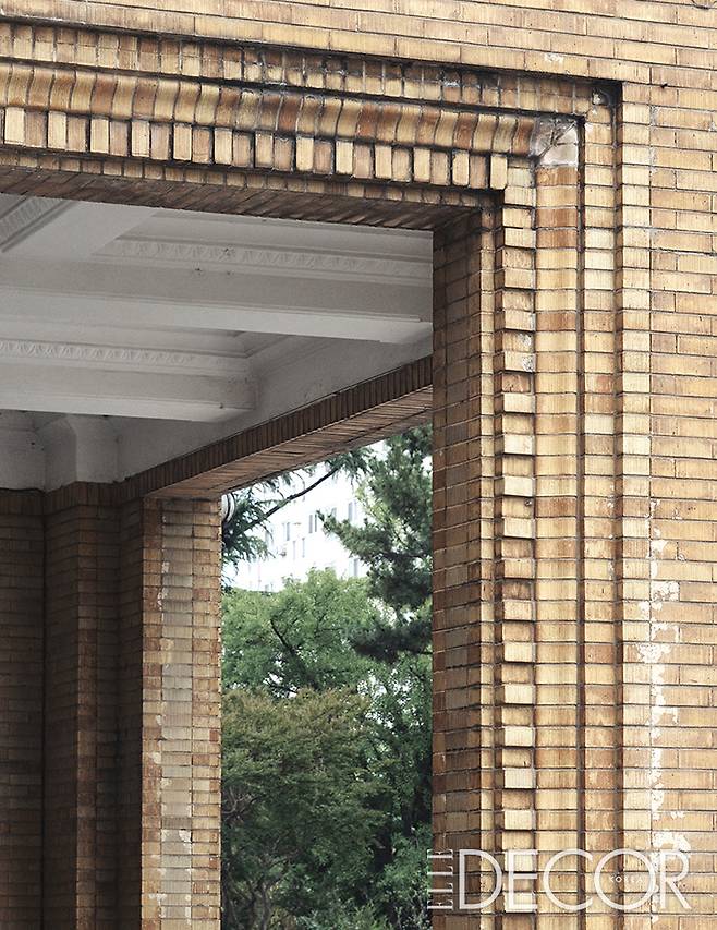 도지사실의 테라스 창 일부에는 색면 유리로 장식적 요소를 적용됐다.