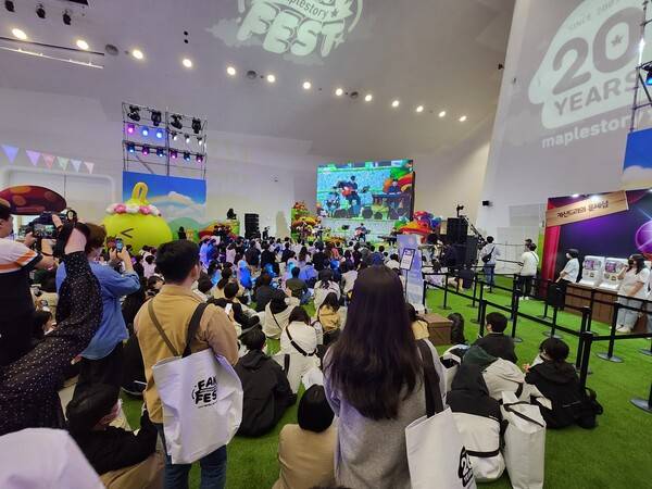 - 그 사이 백만 유튜버 조매력의 공연이 시작됐다