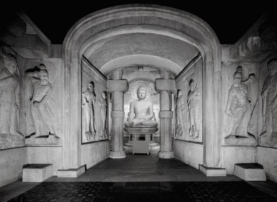 문화재 전문사진가 고(故) 한석홍 씨가 촬영한 사진으로 구성된 사진집 ‘석굴암, 그 사진’에 담긴 석굴암 내부 사진. 사진제공=국립문화재연구소, 연합뉴스