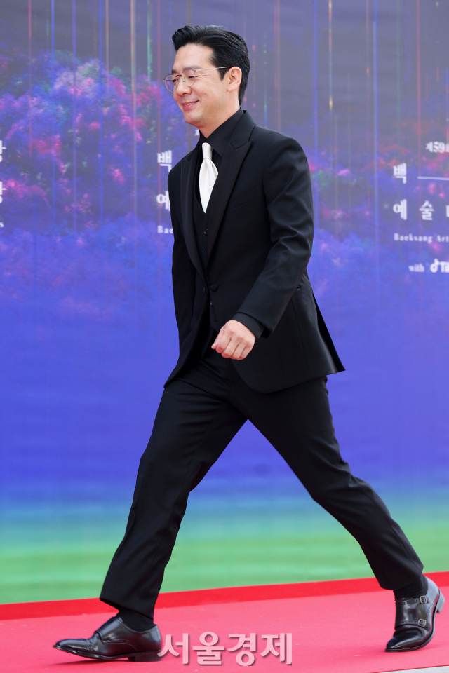 Actor Kim Do-hyun is stepping on the red carpet at the 59th Baeksang Arts Awards ceremony held at Paradise City Hotel in Jung-gu, Incheon on the afternoon of the 28th.