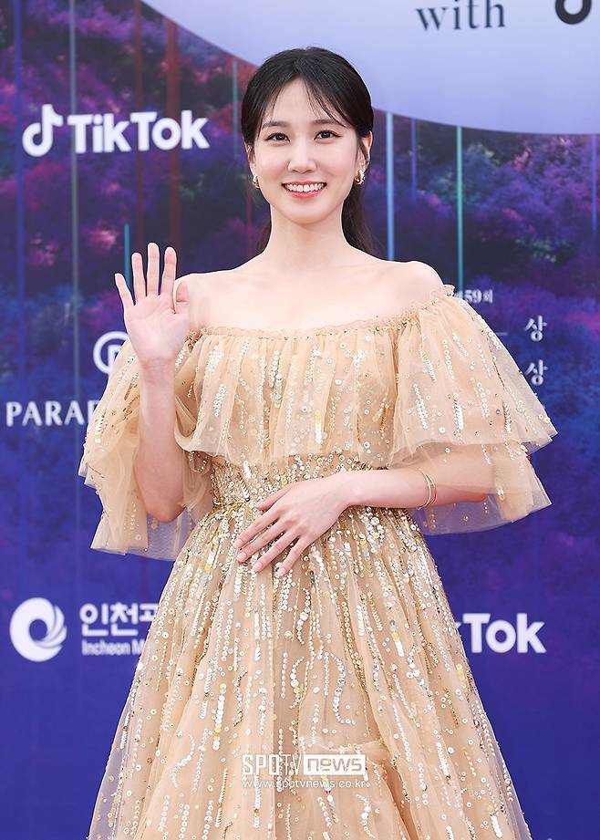The 59th Baeksang Arts Awards red carpet event was held in Paradise City, Yeongjong-do, Incheon on the afternoon of the 28th. Actor Park Eun-bin poses.