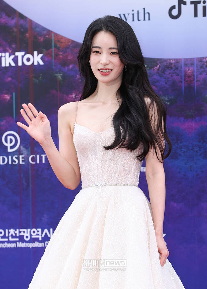 The 59th Baeksang Arts Awards red carpet event was held in Paradise City, Yeongjong-do, Incheon on the afternoon of the 28th. Actor Lim Ji-yeon poses.