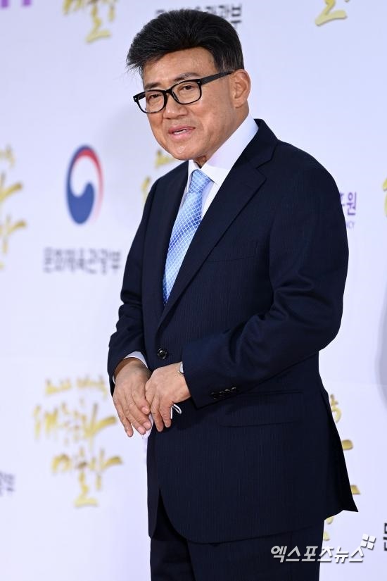 Comedian Eom Yong-su, chairman of the South Korea Broadcast Comedians Association, said he is preparing to play The Funeral of the late Se-won Seo.Eom Yong-su said in a telephone interview with the Hankyoreh on Aug. 28, The association will solemnly hold The Funeral as the head of the comedians association if a members bereaved family wants it.Eom Yong-su said, Se-won Seo cut himself off from comedy for a long time. He became a star by himself, so he didnt have to do comedy together.I am worried about that because of the nature of Pumasi. He added, Im worried because Ive been swept up in various incidents. We also had a lot of worries about what to do, he said. We did not know exactly what time it was made up and exactly what time it came here.Recalling Se-won Seo, Eom Yong-su said, We have a relationship. I used to share a comedian room and a program. I have been at home with Seo Jeong-hee since I lived with him.I can not say that I am sad and bitter. There was a great talent for pioneering comedy gags. We lived too steeply and quickly. In our comedy, there was a field called gag, which was an amateur level. But Se-won Seo came out and made a big contribution to gags.As a comedian, he was a good person. People have all kinds of merits and demerits. There was an error in the family history. But the ball should not be left unattended.Finally, he said, I would like to have one more person (in The Funeral) to express my condolences for the deceased and to make the last way warm and solemn and warm with love and friendship.Se-won Seo Families said on the day that the funeral will be held at Asan Medical Centers The Funeral Chapter 20 as the head of the Korean Comedian Association.Born in 1956, Se-won Seo debuted in 1979 as a TBC radio gag contest. Since then, he has been active in MBC and has been very popular in programs such as Young Eleven, Youth March and Sunday Sunday Night.Se-won Seos Star Date, which invites popular entertainers to show their gags, has also provided a bridgehead for the South Korea talk show.In 1988, he won the Grand Prize at the 24th Baeksang Arts Grand Prize for male TV entertainment, and in 1995, he won the Grand Prize at the KBS Comedy Grand Prize (current entertainment). In 1997, he received the Minister of Culture and Sports Award as a leading entertainer.In 1986, Se-won Seo, who made his debut in the film industry by directing the film Nabja Lute, seemed to broaden his range of activities after he tasted the failure and succeeded in producing Gangwon Wife in 2001.However, he left the entertainment industry due to various controversies such as embezzlement of film production costs and overseas gambling. In 2014, he was charged with domestic violence by assaulting his wife, Seo Jeong-Hee.The release of CCTV (closed circuit) footage showing Se-won Seo assaulting Seo Jeong-hee also caused controversy; Se-won Seo was sentenced to six months in prison and two years of probation in 2015.After divorcing Seo Jeong-Hee, he remarried with a 23-year-old haegeum player and had an 8-year-old daughter.Photo=DB